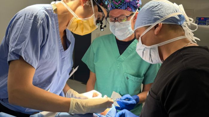 Dr. Jo Barta operates on a craniofacial patient in Ajijic, Mexico in 2025.